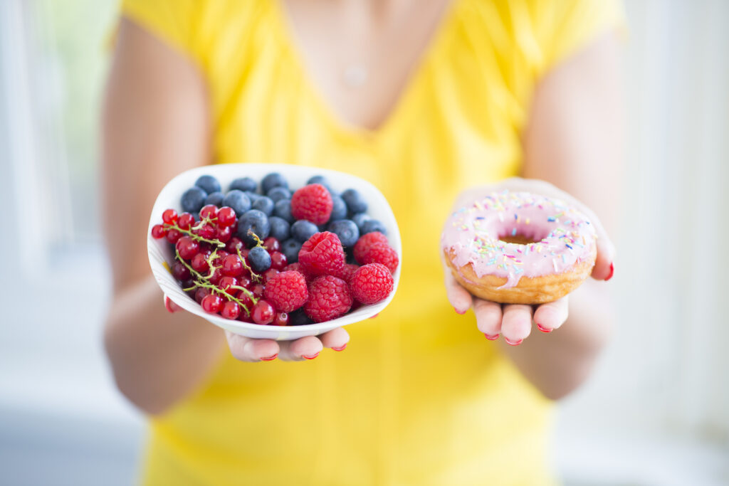 Eine Portion gesundes Obst ist Süßigkeiten zu bevorzugen