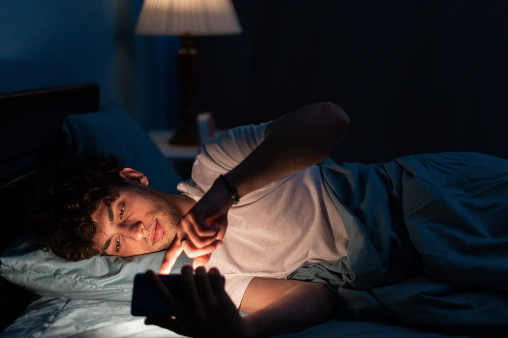 Digitales Licht stört die Produktion von Melatonin und kann daher den Schlaf bei Neurodermitis beeinträchtigen