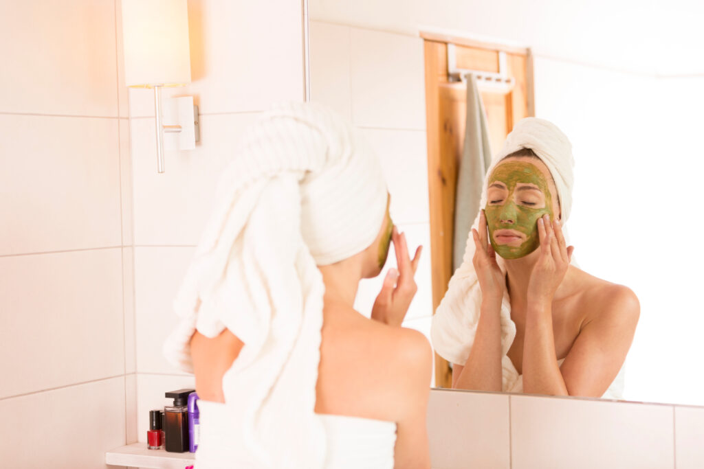 Grüner Tee hautfreundlich mit Gesichtsmasken auftragen.