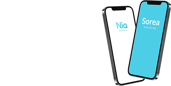 Weißes Logo von Nia Health mit zwei Smartphones, auf denen die Nia App und Sorea App geöffnet sind
