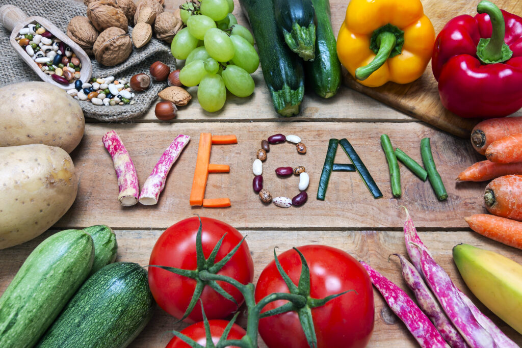 vegane Lebensmittel sind auf Boden drapiert