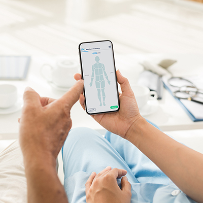 Close up auf einem Smartphone in der Hand von medizinischem Personal